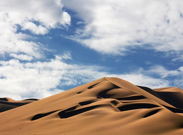 Goldene Sanddüne Und Weiße Wolken Einem Sonnigen Tag — Stockfoto