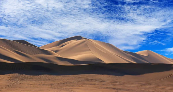 Goldene Sanddüne Und Weiße Wolken Einem Sonnigen Tag — Stockfoto