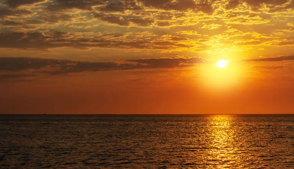 Красивый Красный Закат Темные Облака Океан Горизонте — стоковое фото