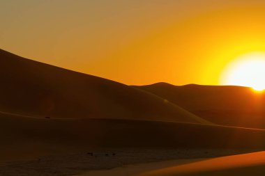 Namib çölündeki kum tepelerinde gün batımı.