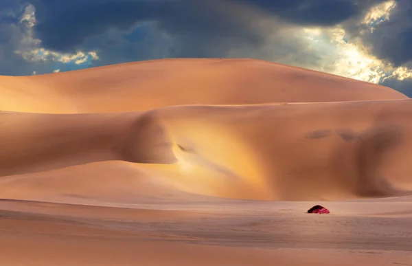 ナミブ砂漠の日の出の美しい砂丘の風景 — ストック写真