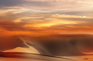 Namib çölünde parlak bulutlar ile güzel altın kum tepeleri ve dramatik gökyüzü
