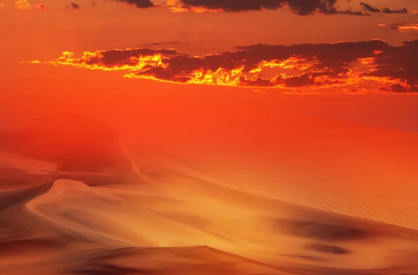 Belas Dunas Areia Dourada Céu Dramático Com Nuvens Brilhantes Deserto — Fotografia de Stock