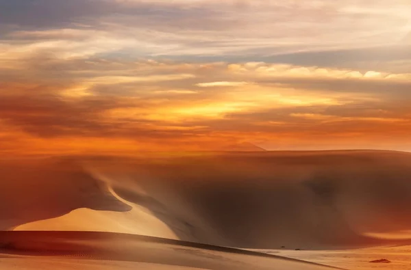 Hermosas Dunas Arena Dorada Cielo Dramático Con Nubes Brillantes Desierto — Foto de Stock