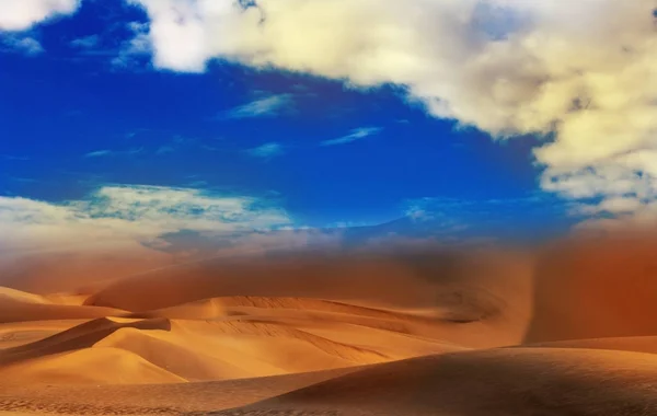 Belas Dunas Areia Dourada Céu Dramático Com Nuvens Brilhantes Deserto — Fotografia de Stock