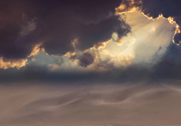 Hermosas Dunas Arena Dorada Cielo Dramático Con Nubes Brillantes Desierto — Foto de Stock