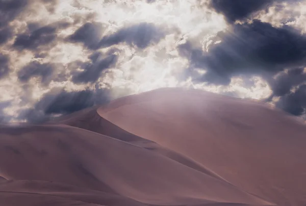 Hermosas Dunas Arena Dorada Cielo Dramático Con Nubes Brillantes Desierto — Foto de Stock