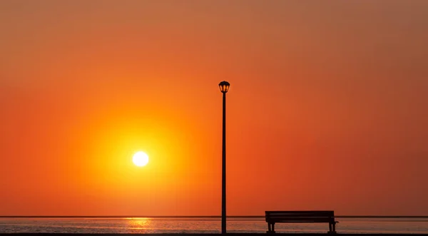 Lampadaire Banc Devant Magnifique Coucher Soleil Rouge Vif — Photo