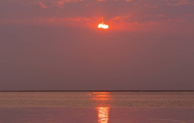 Deniz altında sarı güneş ile parlak gün batımı, gün batımında Gökyüzü arka plan. Doğa kompozisyonu.
