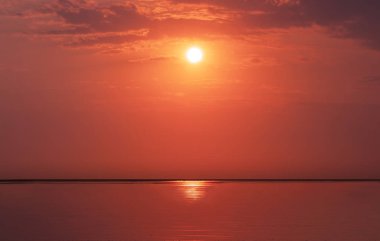 Atlantik Okyanusu üzerinde parlak güneş ve dramatik bulutlar. Afrika'da altın gün batımı