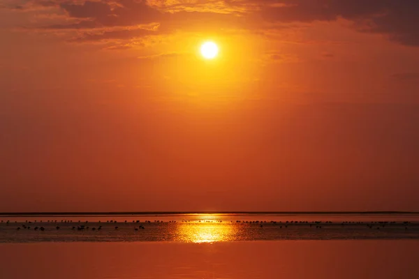 Strahlende Sonne Und Dramatische Wolken Über Dem Atlantik Goldener Sonnenuntergang — Stockfoto