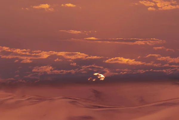 Hermosas Dunas Arena Dorada Cielo Dramático Con Nubes Brillantes Desierto —  Fotos de Stock