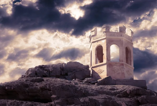 Opuštěná Stará Kamenná Věž Skále Pod Dramatickou Oblačnou Oblohou — Stock fotografie