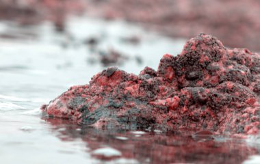 Namibya, Afrika'da Atlas Okyanusu'nda gün batımında kaya oluşumunu çevreleyen suyu çevreleyen yavaş deklanşör hızı