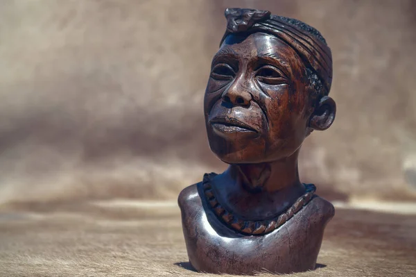 Afrikanische Kunst Nahaufnahme Einer Traditionellen Afrikanischen Holzstatue Auf Pelzhintergrund — Stockfoto