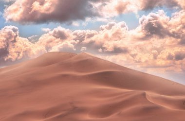 Güzel altın kum tepeleri ve güzel gökyüzü Namib çölünde parlak bulutlar