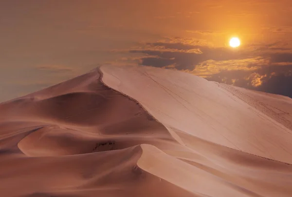 Hermosas Dunas Arena Dorada Hermoso Cielo Con Nubes Brillantes Desierto — Foto de Stock