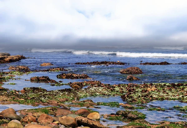 Kameny Atlantickém Oceánu Výhled Skalnaté Pobřeží Večerních Hodinách — Stock fotografie