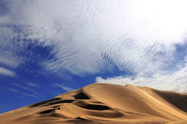 Gouden Zandduin Witte Wolken Een Zonnige Dag Namibische Woestijn Fantastische — Stockfoto