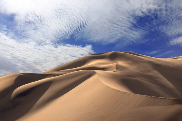 Duna Arena Dorada Nubes Blancas Día Soleado Desierto Namib Fantástico —  Fotos de Stock