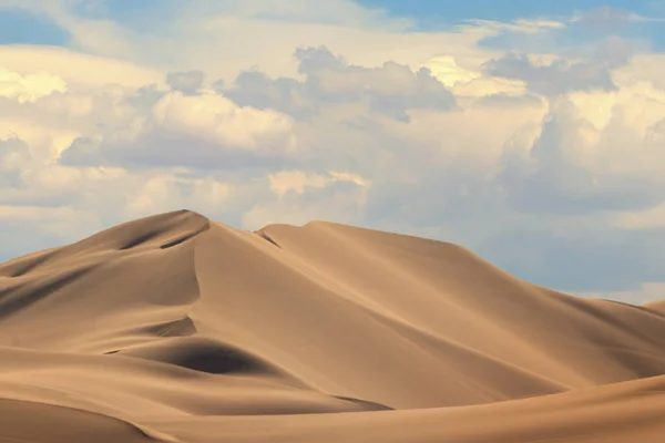 Duna Sabbia Dorata Nuvole Bianche Una Giornata Sole Nel Deserto — Foto Stock