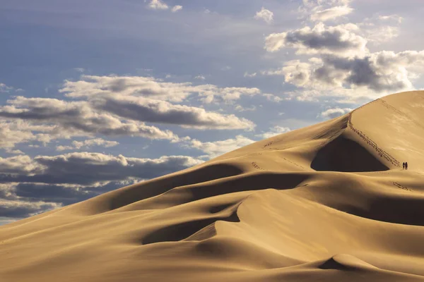 Gouden Zandduin Witte Wolken Een Zonnige Dag Namibische Woestijn Fantastische — Stockfoto