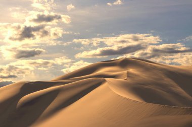 Namib Çölü 'nde güneşli bir günde altın kum tepeciği 7 ve beyaz bulutlar. Gezginler ve fotoğrafçılar için harika bir yer..