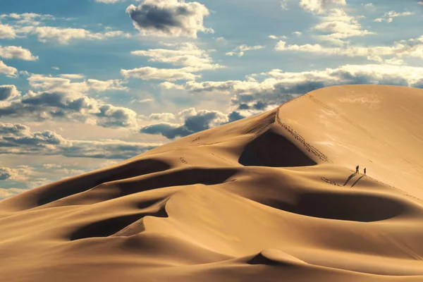 Duna Areia Dourada Nuvens Brancas Dia Ensolarado Deserto Namib Lugar — Fotografia de Stock