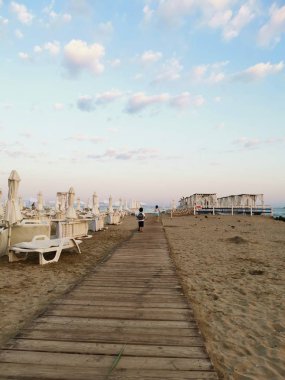 Deniz kıyısındaki kumlu sahil