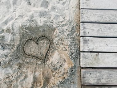 Deniz kıyısındaki kumlu sahil