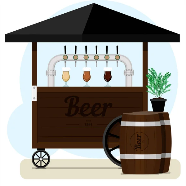 Satılık bira olan sokak tezgahı. Farklı tipte bira, tahta fıçılar ve bira bardakları olan ahşap bir araba. Sokaklarda, sokaklarda, parklarda hafif alkol satmak için. — Stok fotoğraf
