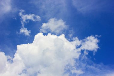 Göz kamaştırıcı mavi gökyüzü ve inanılmaz bulutlar. Parlak mavi gökyüzü ve çeşitli beyaz bulutlar oluşumları..