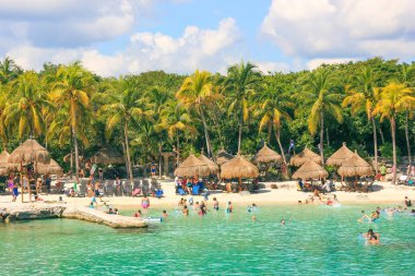 Maya medeniyeti yakınlarındaki Xcaret Eco Park 'ın Karayip doğasına manzara arkeolojik alanı harap eder. Fantastik aile tatili kavramı. Yucatan Yarımadası, Quintana Roo Eyaleti, Meksika, Jan 2015