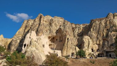 Yabancı turistler volkanik tuff oluşumundan oyulmuş taş Hıristiyan kilisesiyle muhteşem bir doğal parkı ziyaret ediyorlar. Açık hava müzesi, UNESCO Dünya Mirası sahası. Goreme, Kapadokya Vadisi, Türkiye, Ekim 2017