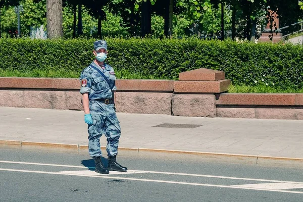 Joven soldado de la Guardia de Rusia con camuflaje de verano, máscara protectora y guantes trabajando en la calle durante el Desfile Militar en honor a la Victoria de la Segunda Guerra Mundial.Moscú, Rusia, junio 2020. —  Fotos de Stock
