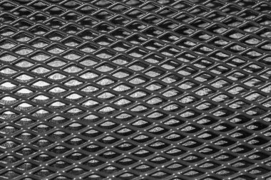 Kamufle metal desenli aydınlatma efektli ağ delikleri. Grunge, metal ızgara desenli. Soyut arkaplan için kıvrımlı koyu gri metal eşkenar örgü.