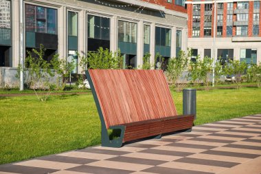 Orantı, kullanışlılık ve modern kentsel sokak ahşap mobilyalarının sağlam inşası. Çağdaş stil yüksek destekli ahşap tezgah tamamen basit tasarımla şehir merkezinde. 