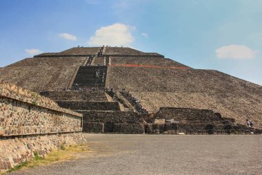 Tarihi Teotihuacan şehrinde Güneş 'in antik görkemli piramidi. Turistler bu basamakları tırmanıyor. Aztek ve Maya medeniyetlerinin kalıntıları, Meksika, Kuzey Amerika. 