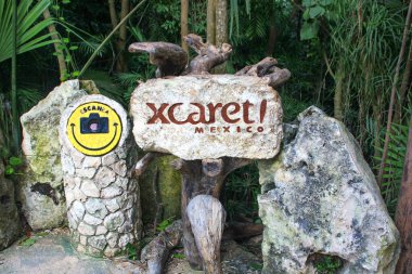 Doğal Xcaret Eco Tema Parkı 'na giriş kapısı. Quintana Roo Eyaleti, Meksika