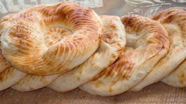 Eski fırının vitrininde tandırda pişirilmiş, kıtır kıtırlı, tipik bir ekmek. Taze gevrek aromalı ekmek satılık kil tandoor. 