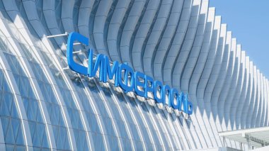 Modern Mimarlık. Simferopol şehrinin adının Rusça, Simferopol, Kırım, Temmuz 2020 'de yazıldığı yeni çağdaş fütüristik terminal binası duvarı.