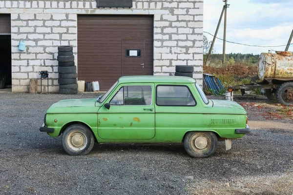 Régi elhagyatott rozsdás világoszöld színű szovjet retro autó közel az automatikus javítóműhely készen áll a tuning. — Stock Fotó