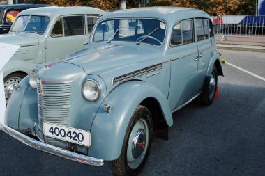 Eski moda Sovyet retro arabasını restore ettim. Moskova, Rusya 'nın tarihi merkezinde eski bir Sovyet otomobili olan Moskvich-400, Eylül 2019