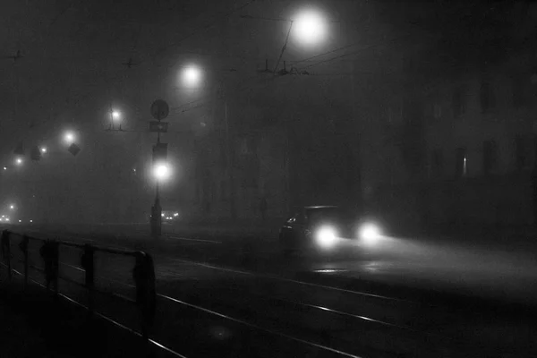 Night street in the fog. Car. Minsk — Stock Photo, Image