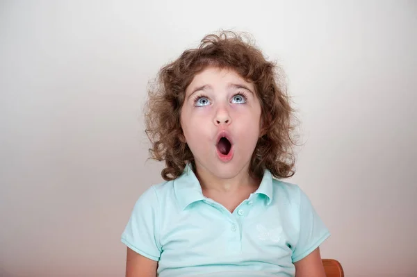 Genç çocuk, sürpriz, ararken