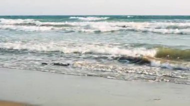 Deniz kıyısında, dalgalar. Açılı görünümü