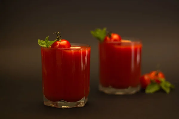 Dois Copos Suco Tomate Com Tomate Cereja Hortelã Com Fundo — Fotografia de Stock