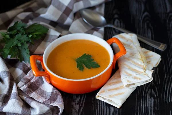 Sopa Crema Zanahoria Con Calabaza Plato Naranja Con Queso Pita —  Fotos de Stock