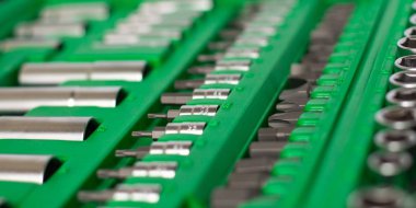 Yeşil kutuda bir sürü farklı alet var. Ev işçileri, fabrika işçileri, otomobil tamircileri ve diğer işler için araçlar.