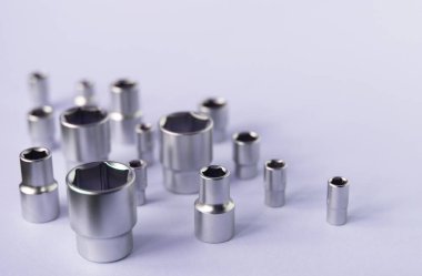 Yumuşak mor arka planda kilit anahtarı için parçalar hazır. Ev işçileri, fabrika işçileri, otomobil tamircileri ve diğer işler için araçlar.